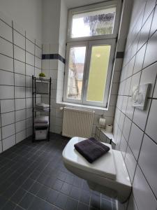 uma casa de banho com um lavatório e uma janela em Balcony II Appartement em Bad Salzuflen