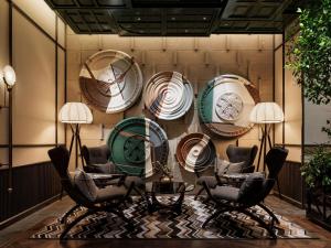 ein Zimmer mit Tellern an einer Wand mit Stühlen und einem Tisch in der Unterkunft Hotel Sosei Sapporo MGallery Collection in Sapporo