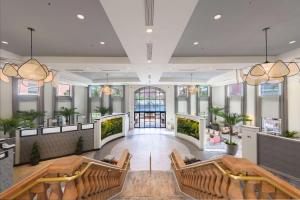um lobby de um hospital com bancos e vasos de plantas em Caribe Royale Orlando em Orlando
