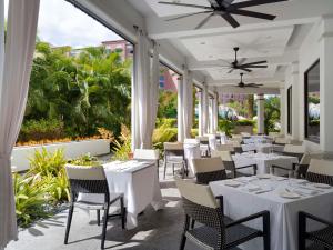 Um restaurante ou outro lugar para comer em Caribe Royale Orlando