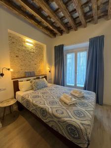 une chambre avec un lit avec deux serviettes dessus dans l'établissement El Chicuco en el corazón de Cádiz Grupo AC Gestion, à Cadix
