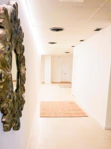una habitación con una escultura en la pared en COLLECTION PORT - B&B Boutique , Alicante Center, en Alicante