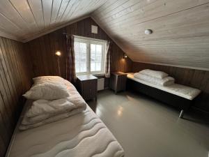 sypialnia z 2 łóżkami na poddaszu w obiekcie Granebo - Ustaoset w mieście Ustaoset