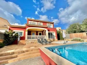 Bazén v ubytování Villa with Pool (S'Aferrada) ETV/3439-8pax nebo v jeho okolí