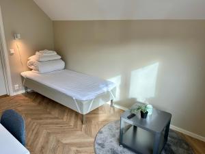 a small room with a bed and a table at Modern Central Apartment Apt 203 Studio in Stavanger