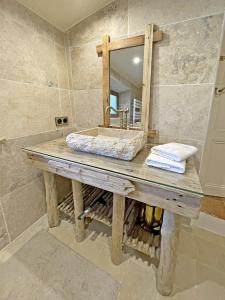 W łazience znajduje się umywalka i lustro. w obiekcie La Bergerie de Foneri - Véritable mas en pierre pour 6 pers avec piscine chauffée w mieście Lorgues