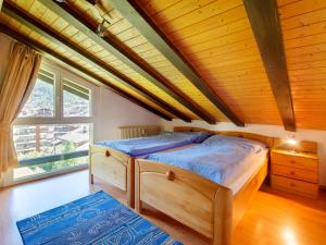 ein Schlafzimmer mit einem Bett und einem großen Fenster in der Unterkunft Haus Armina in Zermatt