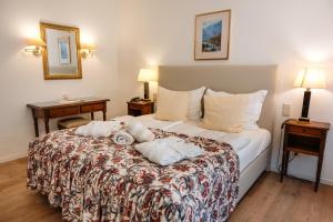 una camera d'albergo con un letto e due asciugamani di Hotel Bel Air Trail & Wellness a Echternach