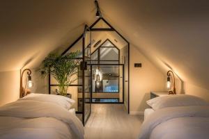 ein Schlafzimmer mit zwei Betten und einem großen Fenster in der Unterkunft Luxe Herenhuis Huis68 in de binnenstad van Zwolle in Zwolle