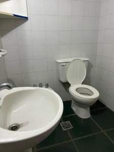 Łazienka z białą toaletą i umywalką w obiekcie Marítima mono ambiente w mieście Necochea