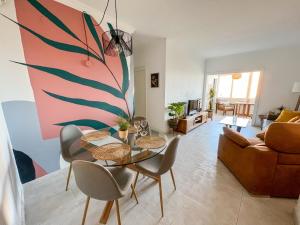 sala de estar con mesa y sillas en Apartamento con vistas al mar a 1 min de la playa, en Málaga