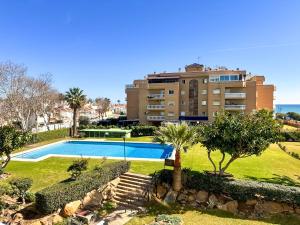 un complejo con piscina y un edificio en Apartamento con vistas al mar a 1 min de la playa, en Málaga