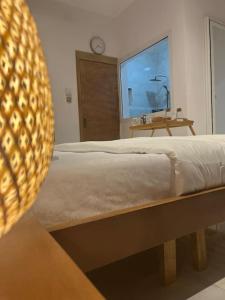 a bedroom with a bed and a window with a sink at River view Kanazi in Niamey