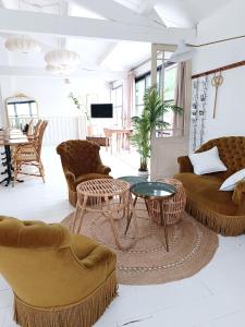 salon z kanapami i stołem w obiekcie Maison Charmeilles - Gîte touristique - Coliving w mieście Fronsac