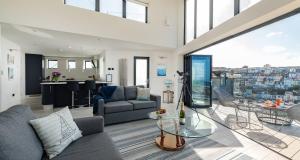 ein Wohnzimmer mit einem Sofa und einem Glastisch in der Unterkunft High Seas - NEW LISTING in Brixham