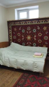een bed in een slaapkamer met een rode muur bij Дом in Prigorodnoye