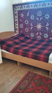 een bed in een kamer met rood en blauw bij Дом in Prigorodnoye