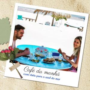 Ein Mann und eine Frau sitzen am Tisch und essen Essen. in der Unterkunft Vivenda da Terra in São Miguel do Gostoso