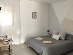 - une chambre avec un lit et 2 serviettes dans l'établissement B&B Littu, à Cala Gonone