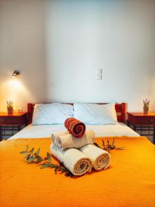 een slaapkamer met een bed met handdoeken erop bij Rena's Rooms Μελίντα in Melínta