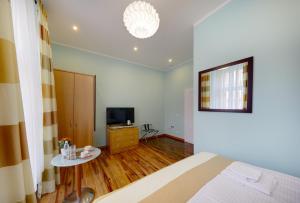 ApartHotel Katowice - Deluxe Rooms with King Beds, City Center, Free Wifi! tesisinde bir televizyon ve/veya eğlence merkezi