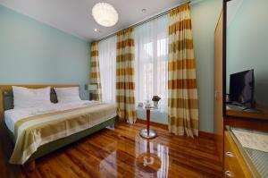 ApartHotel Katowice - Deluxe Rooms with King Beds, City Center, Free Wifi! tesisinde bir odada yatak veya yataklar