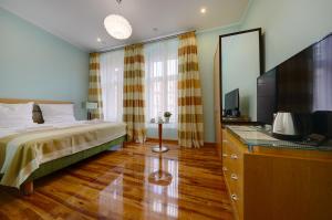 ApartHotel Katowice - Deluxe Rooms with King Beds, City Center, Free Wifi! tesisinde bir odada yatak veya yataklar