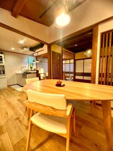 comedor con mesa de madera y sillas en Karin House, en Takayama