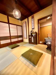 Habitación con baño con aseo y bañera. en Karin House, en Takayama