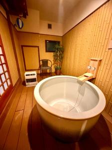 bañera grande en una habitación con mesa en Karin House, en Takayama