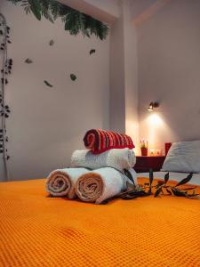 een kamer met een bed met handdoeken erop bij Rena's Rooms Μελίντα in Melínta