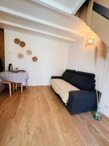 - un salon avec un canapé et une table dans l'établissement Appartement avec terrasse arborée proche LOURMARIN, à Cadenet