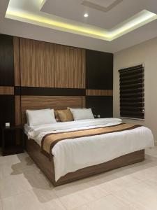 Un pat sau paturi într-o cameră la Hotel De Aloommah