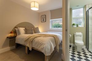 um quarto com uma cama, uma janela e um WC em Broughton Place: Contemporary Apartments in Liverpool em Liverpool