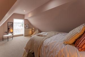 Un dormitorio con una cama grande y una ventana en Broughton Place: Contemporary Apartments in Liverpool, en Liverpool