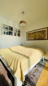 um quarto com uma cama grande num quarto em ApartmentInCopenhagen Apartment 1591 em Copenhague