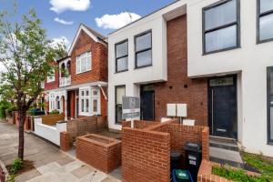 uma fila de casas numa rua em Beautiful New Semi-detached 3 BR House wGarden em Brentford