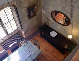 una vista aérea de una habitación con una mesa y un espejo en Casa Les Indies, en Villaviciosa