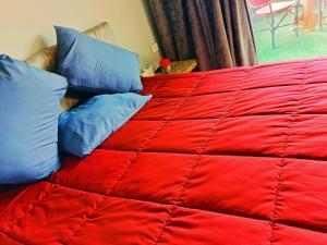 Een bed of bedden in een kamer bij Eljoker pyramids view hotel