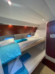 เตียงในห้องที่ Luxury Living on a Yacht