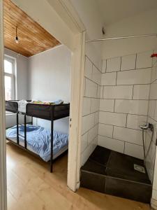 a room with two bunk beds in a bathroom at Le Minimum in Liège