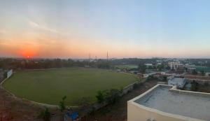 - une vue aérienne sur un terrain de baseball au coucher du soleil dans l'établissement Bangalore Cozy Homestay Near IKEA & BIEC, à Bangalore