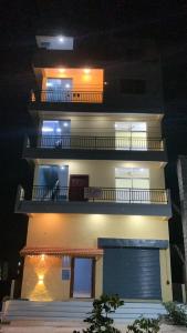 - un bâtiment avec 2 balcons la nuit dans l'établissement Bangalore Cozy Homestay Near IKEA & BIEC, à Bangalore