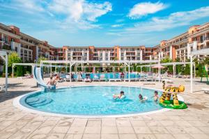 Bazén v ubytování Prestige Fort Beach - Full Board nebo v jeho okolí