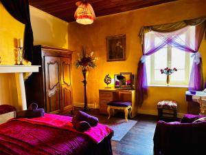 Schlafzimmer mit einem Bett und einem Fenster in der Unterkunft Les Contes in Fougax-et-Barrineuf