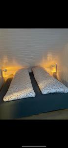 duas almofadas numa cama num quarto em Kirkjatún em Miðvágur