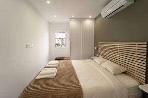 a bedroom with a large bed with white sheets and pillows at Apartamento WELCS EMP-109- al lado del canal in Empuriabrava