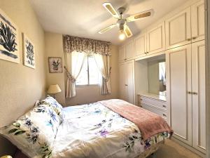 A bed or beds in a room at Rymlig lägenhet för 7,8 persons in Los Boliches, Fuegirola