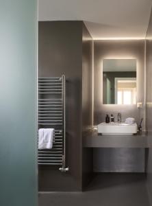 bagno con lavandino e specchio di Varaba Country House a Markopoulo