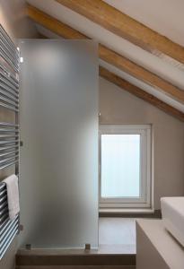 baño con ventana y pared blanca en Varaba Country House en Markopoulon